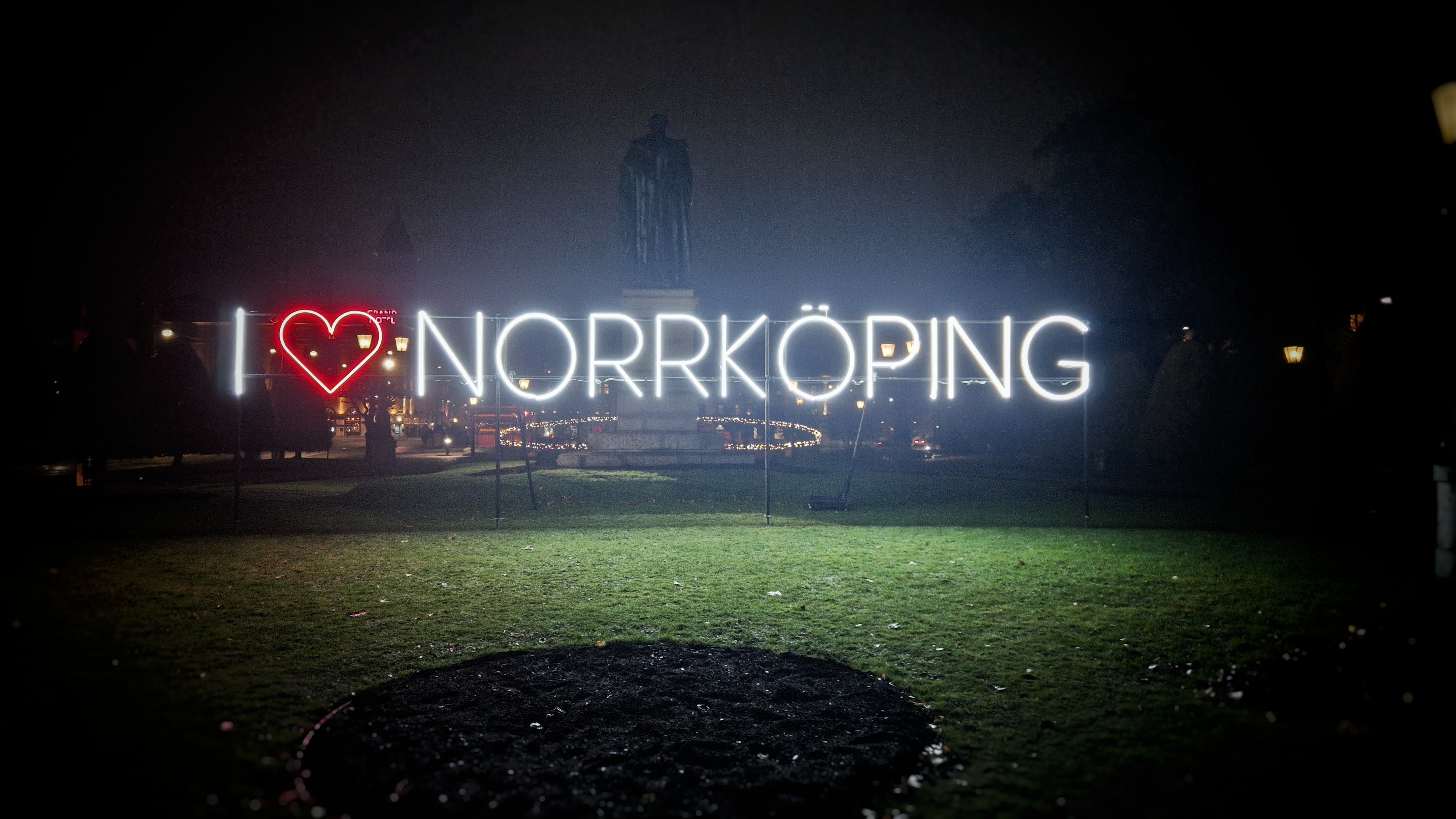 Texten I love Norrköping lyser i mörkret i Carl Johans park.