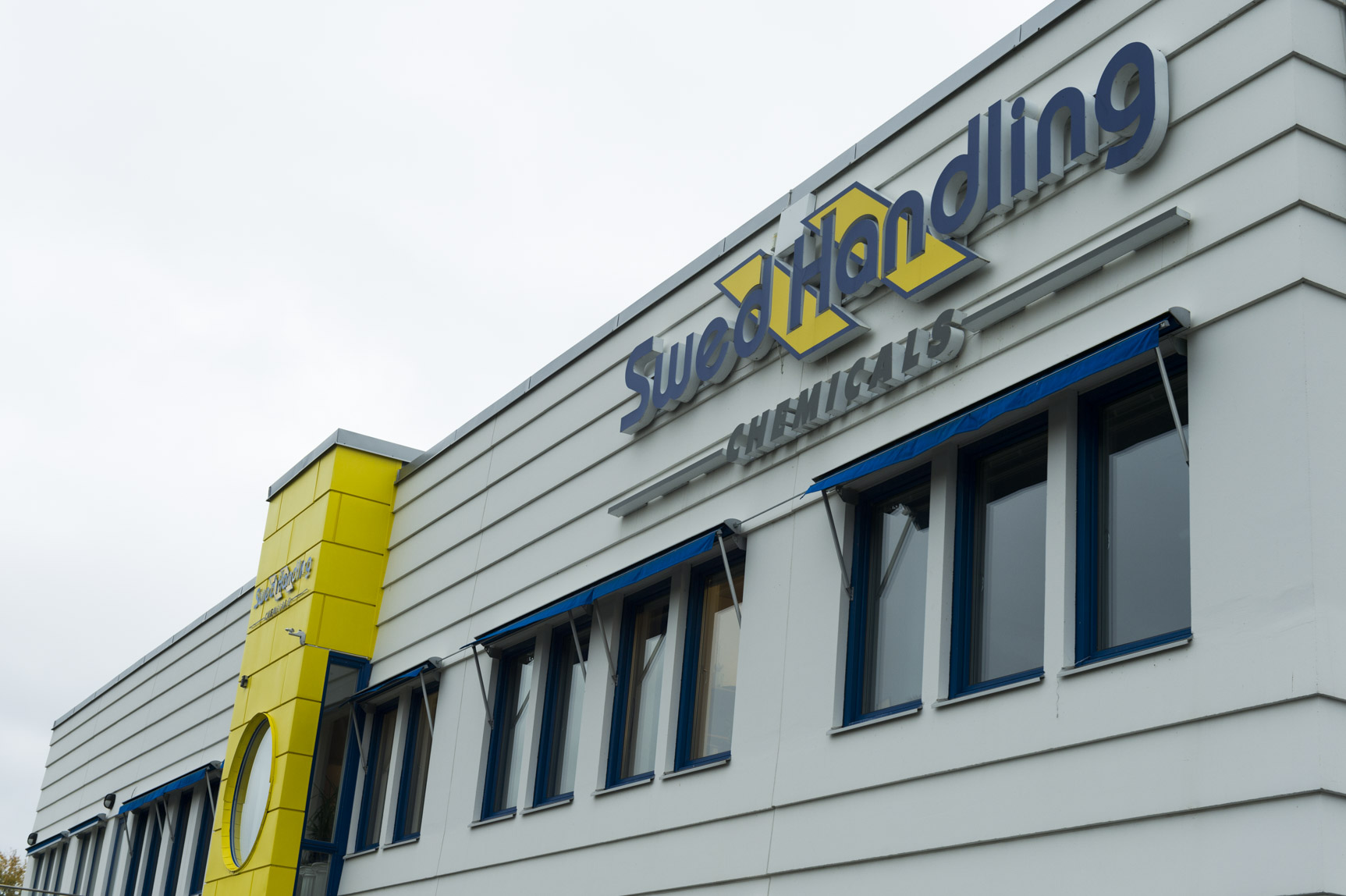 Bild med företaget Swedhandlings logotyp på fasaden.