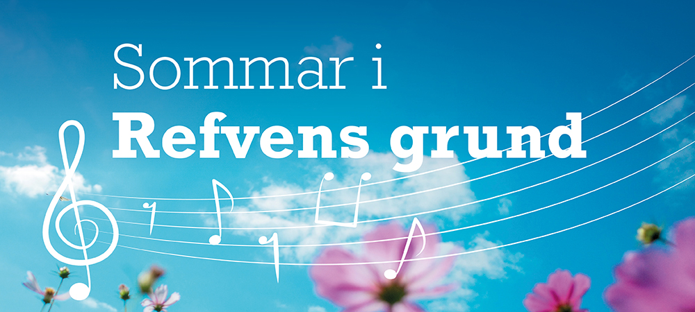 Bild på blå himmel och rosa blommor med texten "Sommar i Refvens grund" skrven på och ritade noter.