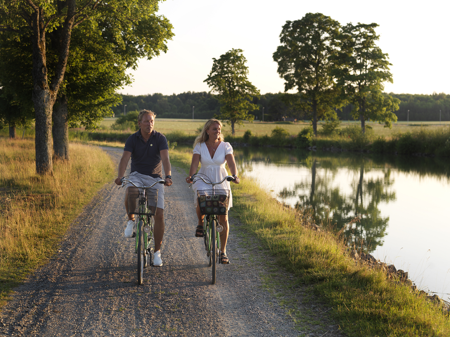 Par som cyklar längs Göta Kanal