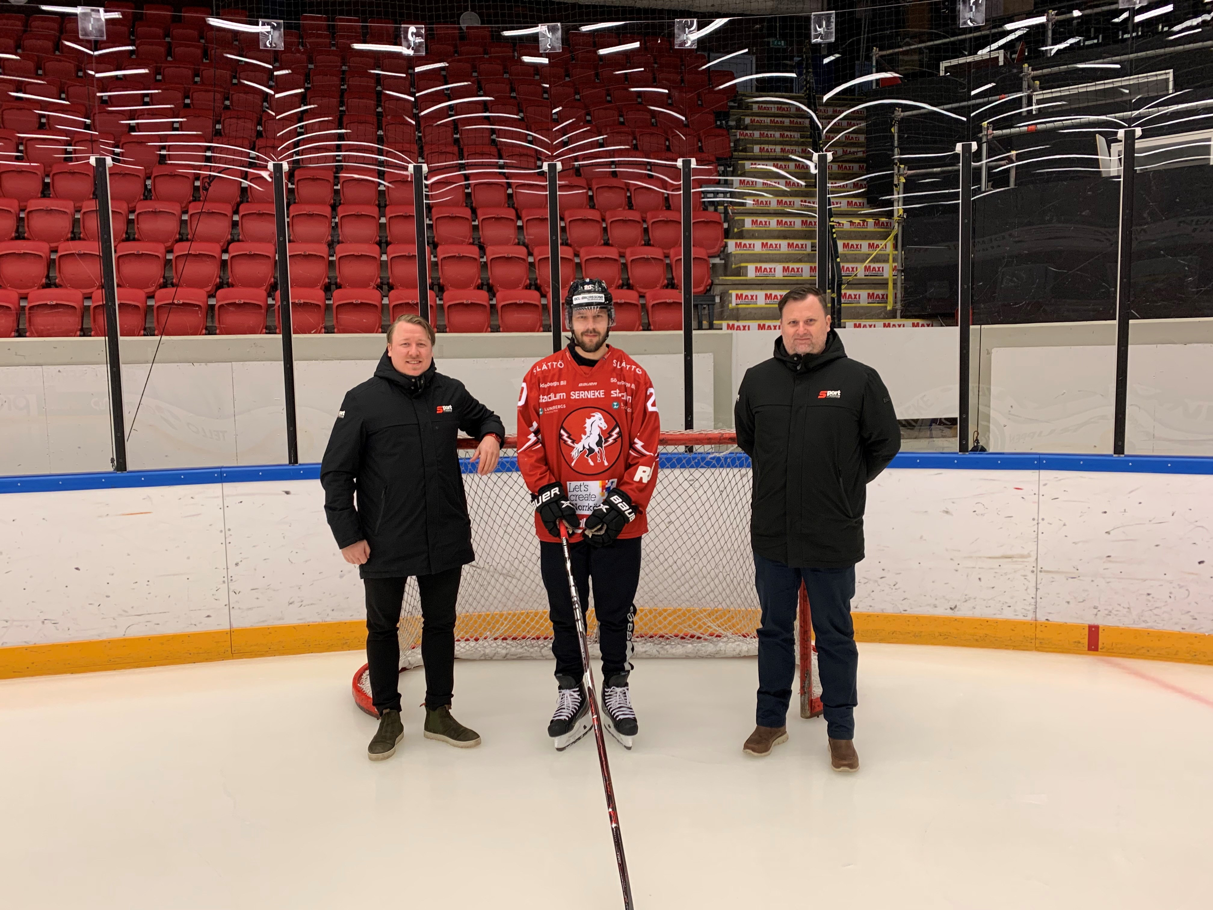 Björn Olsson, Timmy Jacobsson och Marcus Eriksson framför ett hockeymål.