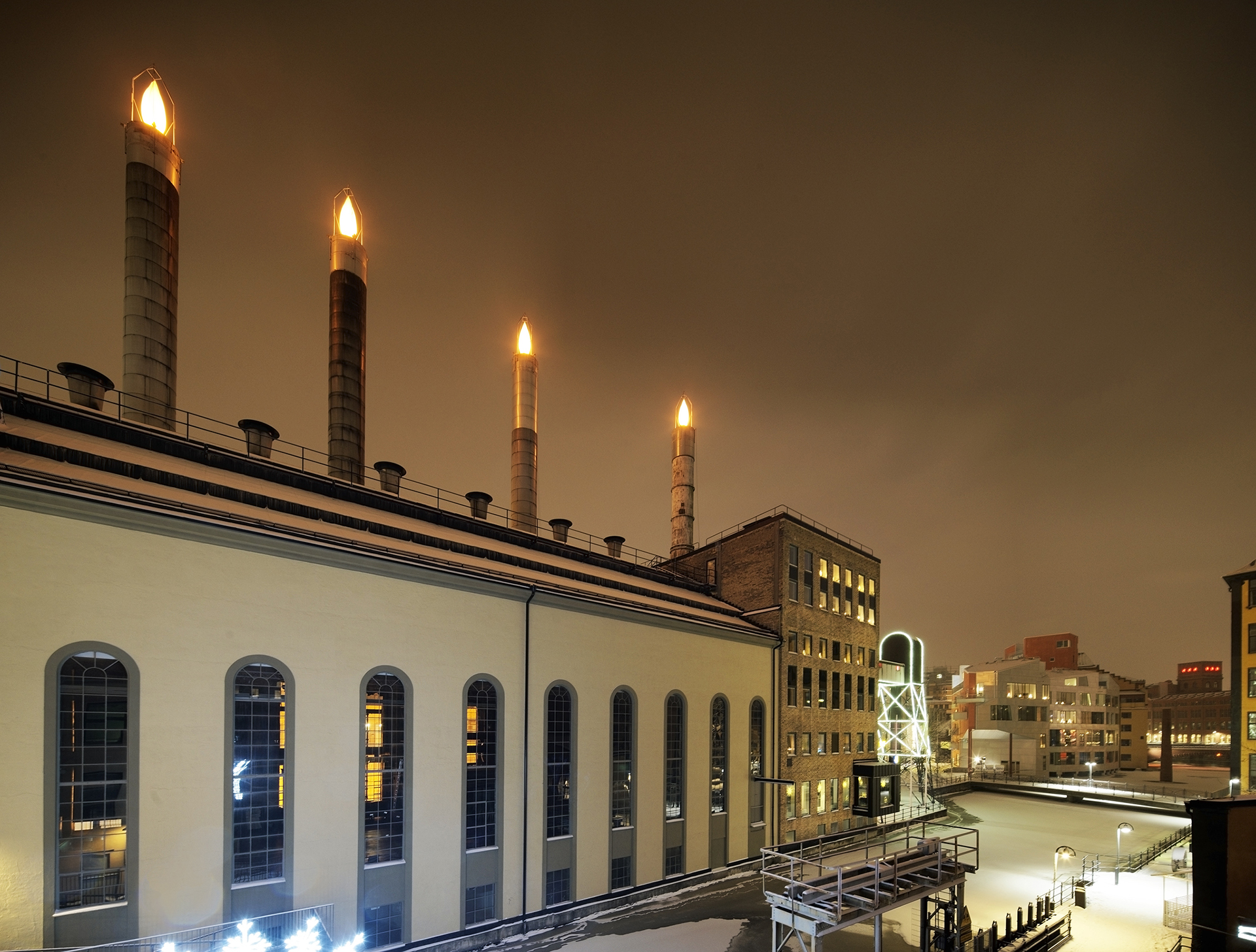 Värmekyrkan under fjärde advent, alla ljusen på skorstenen är tända. Foto: Peter Holgersson.